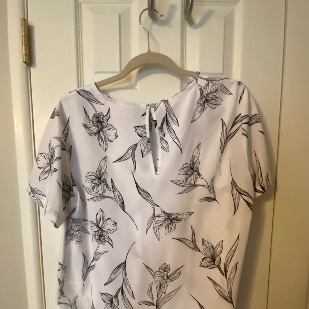 Black & white short sleeve shirt rayon top. Size L